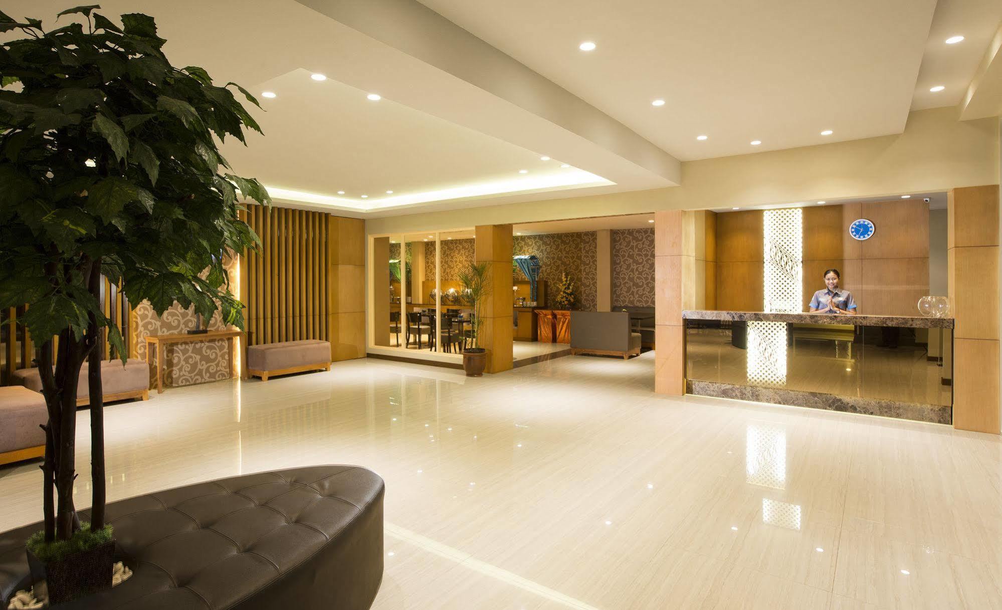 Aveon Express Hotel By Daphna International Yogyakarta Extérieur photo
